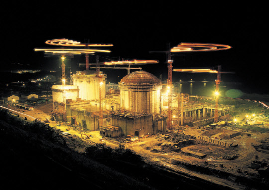 국내 원전 건설 사상 최초로 국내 기술진의 책임 하에 설계한 한국표준형원전(KSNP) 한울(울진) 3·4호기의 건설 현장 모습. 울진 3·4호기는 최신 제어설비를 채택하고 주요 안전계통을 개선해 노심 손상 확률을 낮추는 등 대폭적인 설계 개선으로 안전성과 신뢰성을 높였다. 원자력연 제공